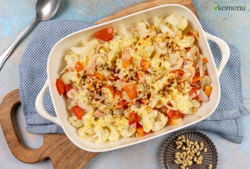 Keto bloemkoolgratin met tomaat en pijnboompitten