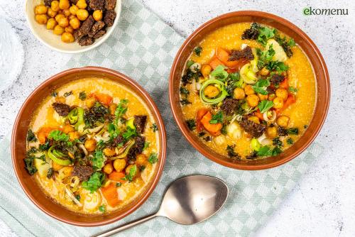 Romige groentensoep met knapperige zwarte bonen