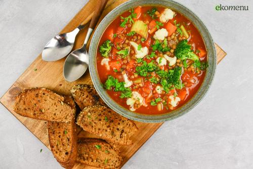 Tomaten-linzensoep met selder