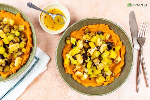 Zoete aardappelpuree met haloemi in hot honey