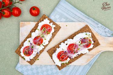 Volkoren crackers met hüttenkäse