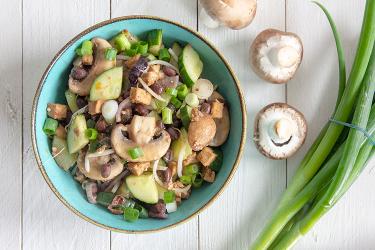 Gewokte komkommer en tofublokjes