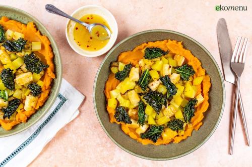 Zoete aardappelpuree met haloemi in hot honey