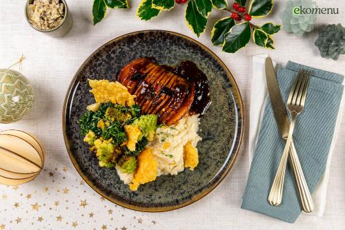 Sticky Hasselback pompoen met truffel en zwarte knoflook