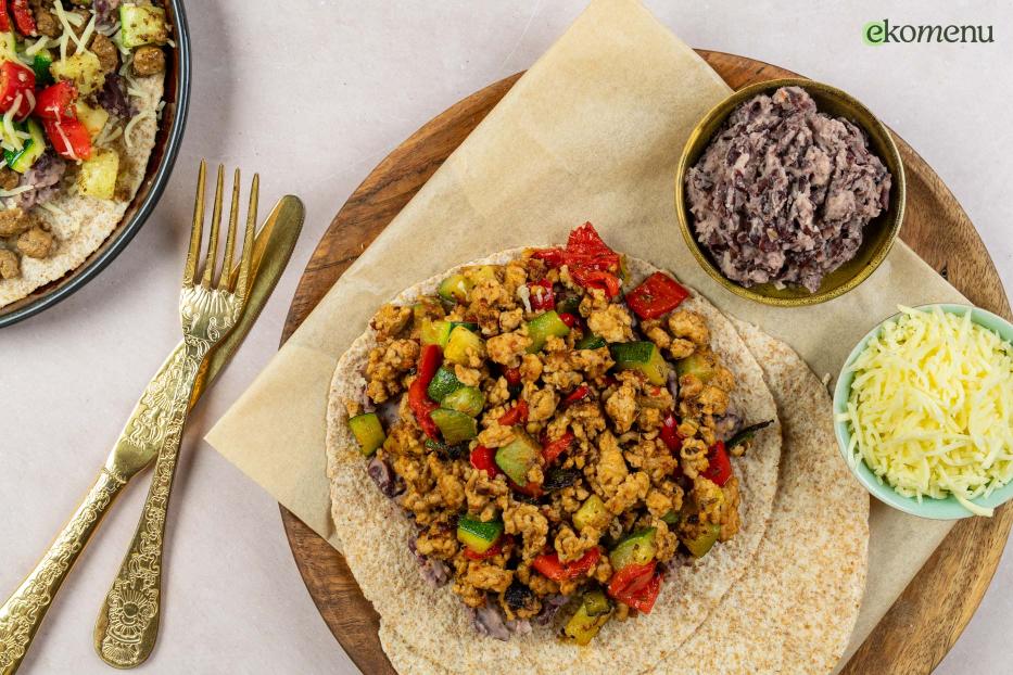 Simpele tostada met kipgehakt