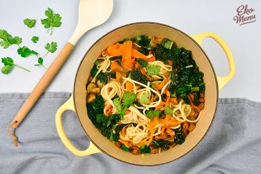 Vegan noodle soep met palmkool