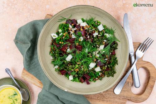 Boerenkool-bietensalade met blauwe kaas en dille