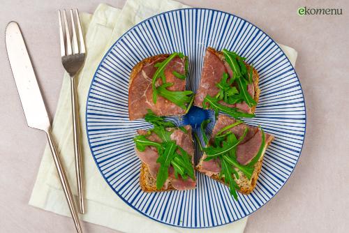 Boterham met rookvlees en rucola
