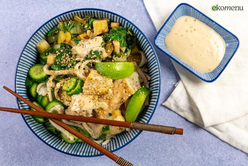 Noodle bowl met paksoi, witvis