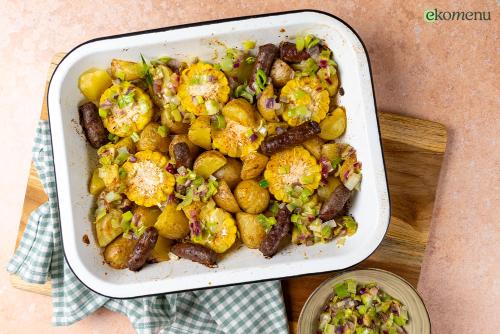 Traybake met krieltjes, maïs en chipolata