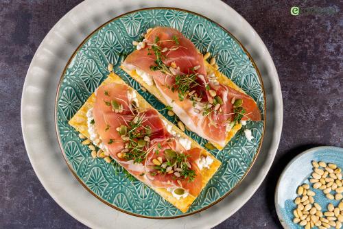 Keto crackers met cottage cheese en rauwe ham