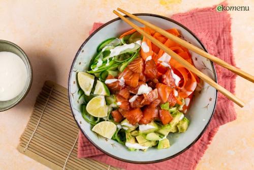 Keto poké bowl met zalm en avocado