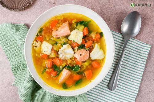 Vissoep met rode linzen en spinazie