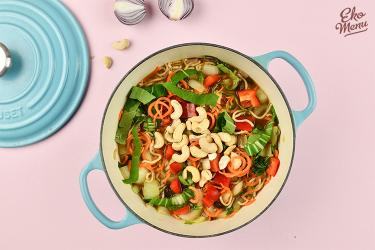 Pittige curry noodlesoep met paksoi 