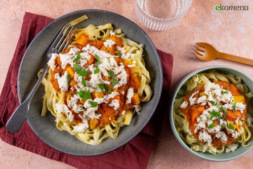 Verse tagliatelle in tomaten-pompoen saus