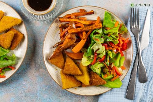 Zoete aardappelfrietjes met tofu nuggets