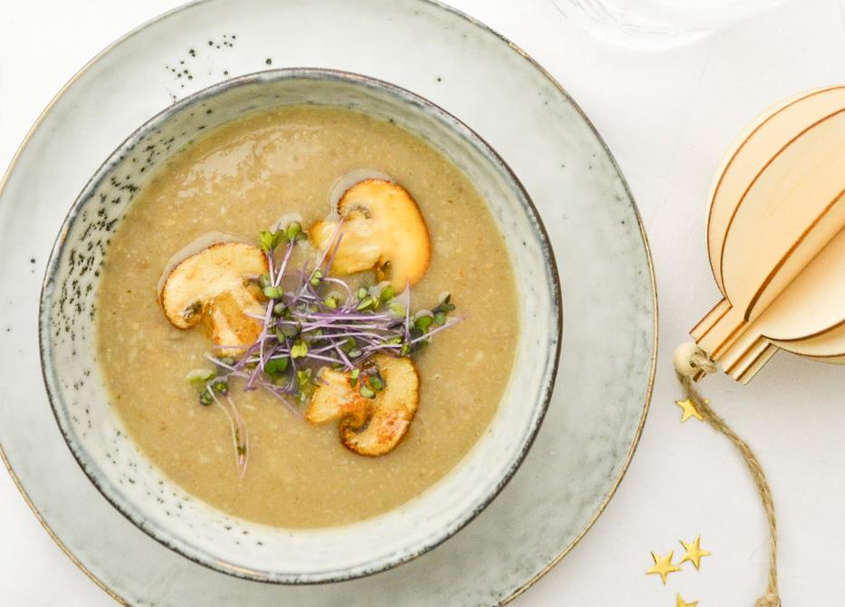 Romige kastanje-paddestoelensoep