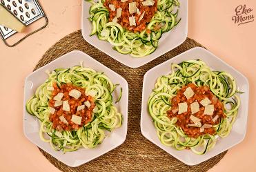 Courgette met een zachte tomaat-linzensaus en Parmezaan schilfers