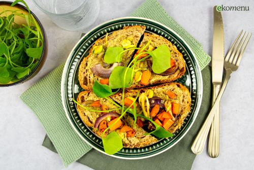 Boterham met spinazie-pijnboompitten spread