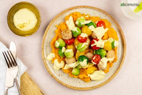 Gehaktballetjes met gouden yoghurt en rode linzen-wortelpuree