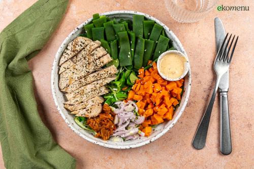 Koolhydraatbewuste pokébowl met verse tonijn en kimchi-mayo