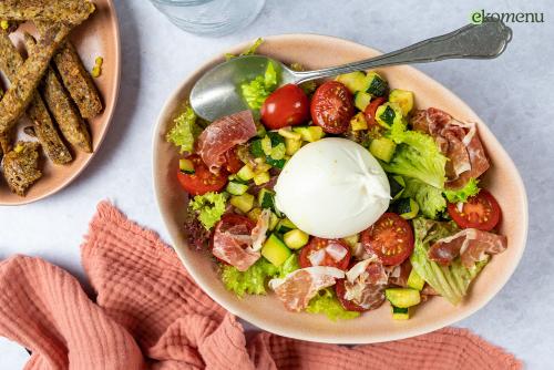 Maaltijdsalade met burrata en coppa