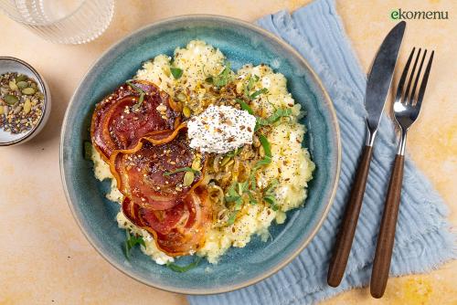 Romige knolselderijpuree met knapperige pancetta, zaden en dragon