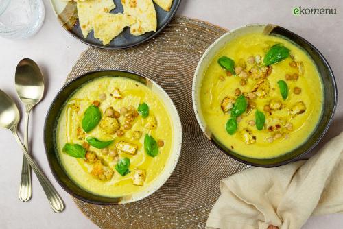 Oosterse golden soep met crispy piadina