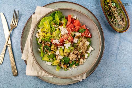 Buddha bowl met avocado, feta