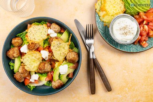 Keto Kaastaco salade met kipgehaktballetjes en een roomsaus