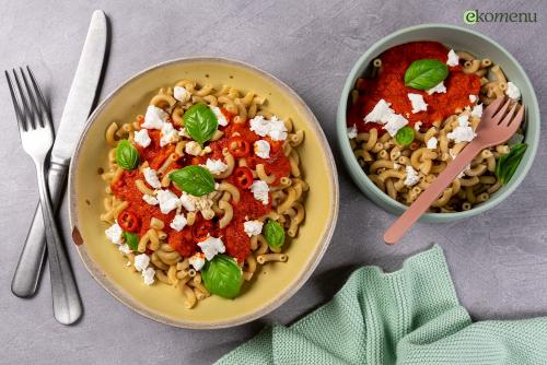 Macaroni met gegrilde paprika-tomatensaus