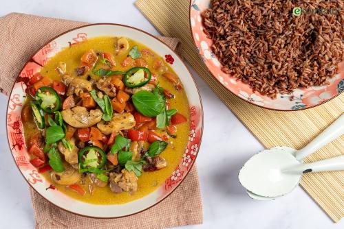 Kip in spicy kokos-gembersaus