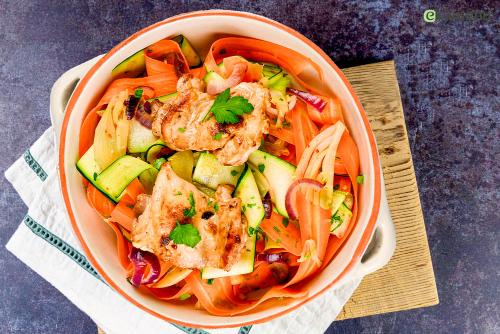 Kipdijbeenfilet met groentelinten en tuinkersdressing