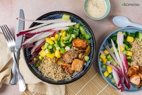 Poké bowl met gemarineerde zalm
