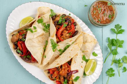 Spicy kip fajitas met salsa