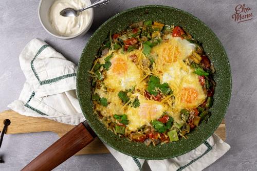 Keto Shakshuka met snijbiet, snijbonen en koriander room