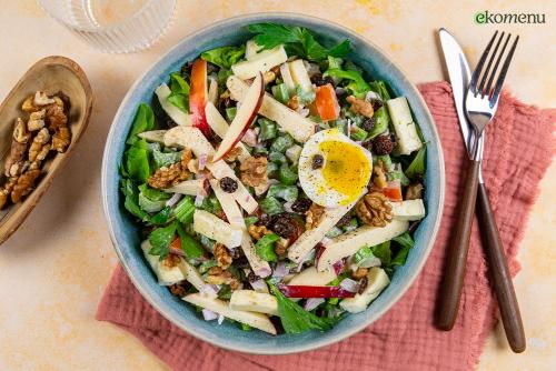 Waldorfsalade met bleekselderij, brie en ei