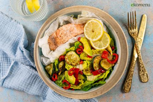 Keto zalm en papillote met een zomerse salade