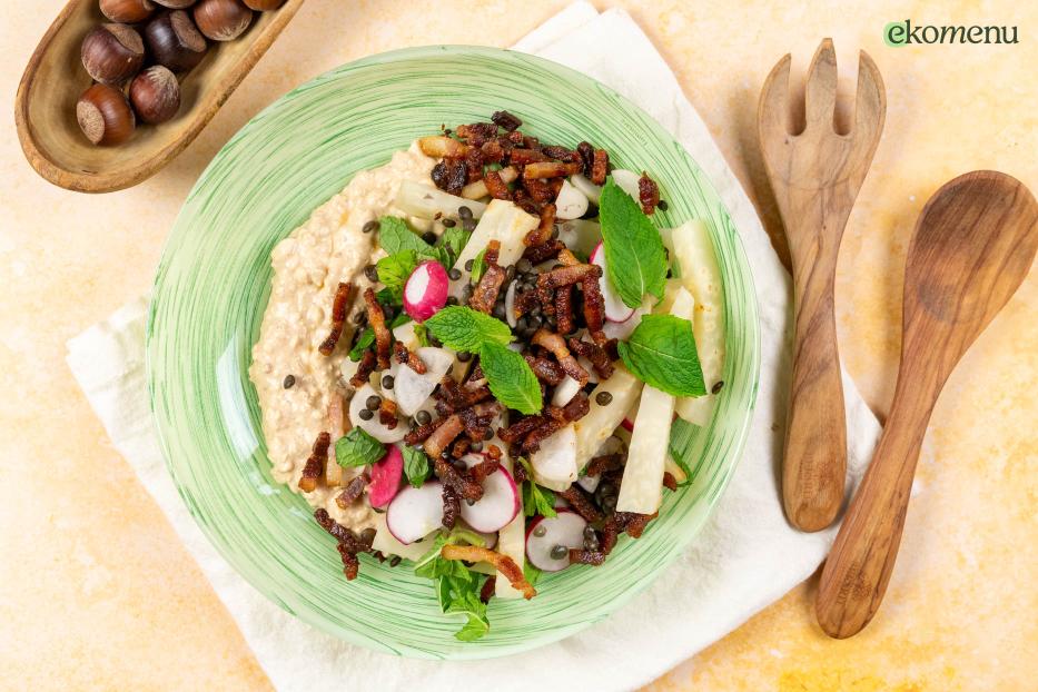 Knolselderijsalade met hazelnoten en spekjes