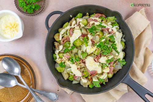 Spruitjes-aardpeerschotel met ham en romige kaassaus