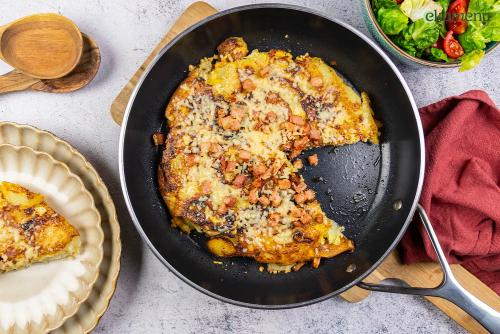 Spaanse aardappeltortilla met spekjes en salade