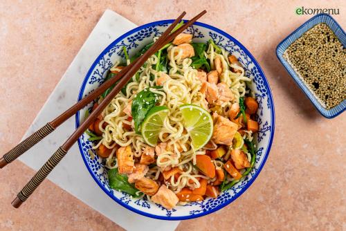 Snelle noodles met zalm