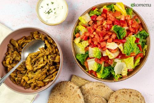 Broodje shoarma met tomatensalade