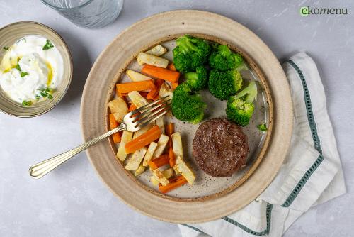 Runderhamburger met groentefriet en yoghurt-dragonsaus