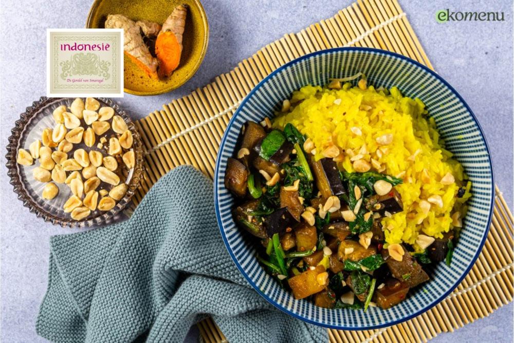 Nasi kuning (gele rijst met kokos) met ei