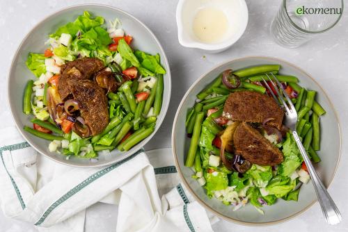 Keto Koolrabi-sperziebonen salade met hamburger