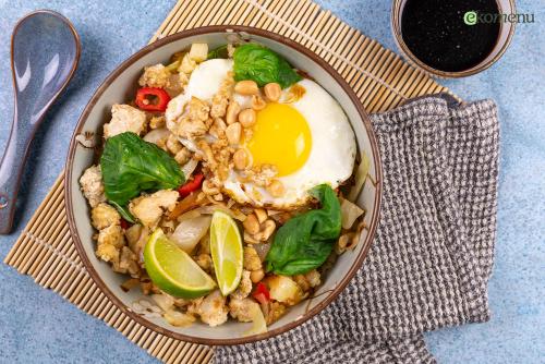 Thaise roerbak (Pad Kra Pao) met tofu crumble en thaise basilicum