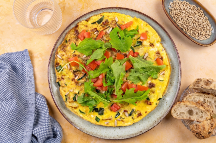 Zomerse miso-omelet met rucola en zonnebloempitten