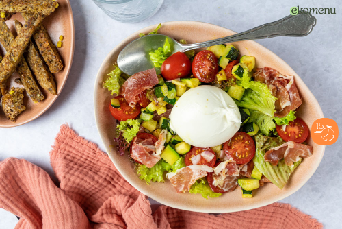 Maaltijdsalade met burrata en coppa