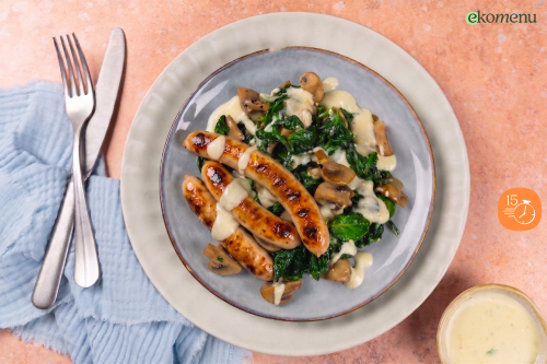 Keto Chipolata met kaassaus en spinazie